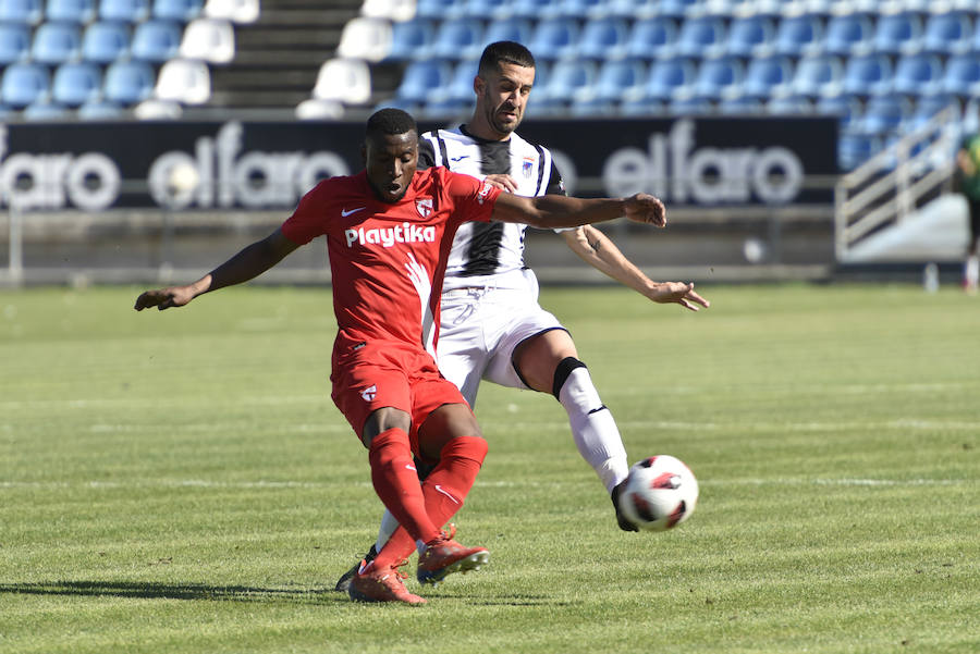 El equipo pacense gana por 2-0 al Sevilla Atlético obra el milagro de Nafti de clasificarse para el playoff y emplaza a su afición a dentro de quince días camino ya del asencenso