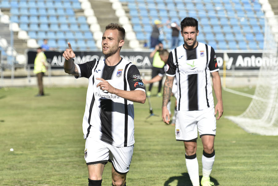 El equipo pacense gana por 2-0 al Sevilla Atlético obra el milagro de Nafti de clasificarse para el playoff y emplaza a su afición a dentro de quince días camino ya del asencenso