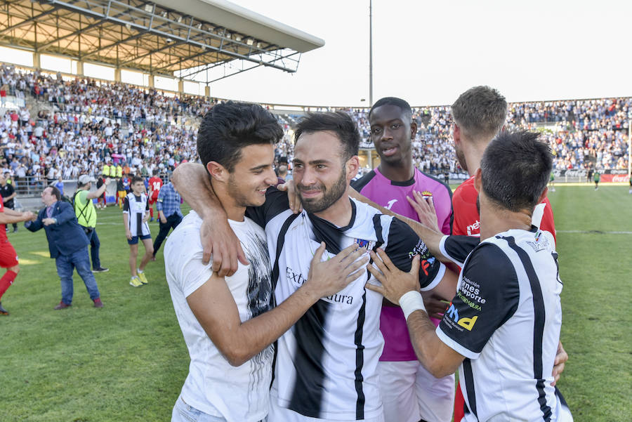 El equipo pacense gana por 2-0 al Sevilla Atlético obra el milagro de Nafti de clasificarse para el playoff y emplaza a su afición a dentro de quince días camino ya del asencenso