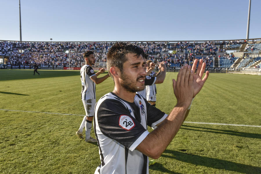 El equipo pacense gana por 2-0 al Sevilla Atlético obra el milagro de Nafti de clasificarse para el playoff y emplaza a su afición a dentro de quince días camino ya del asencenso