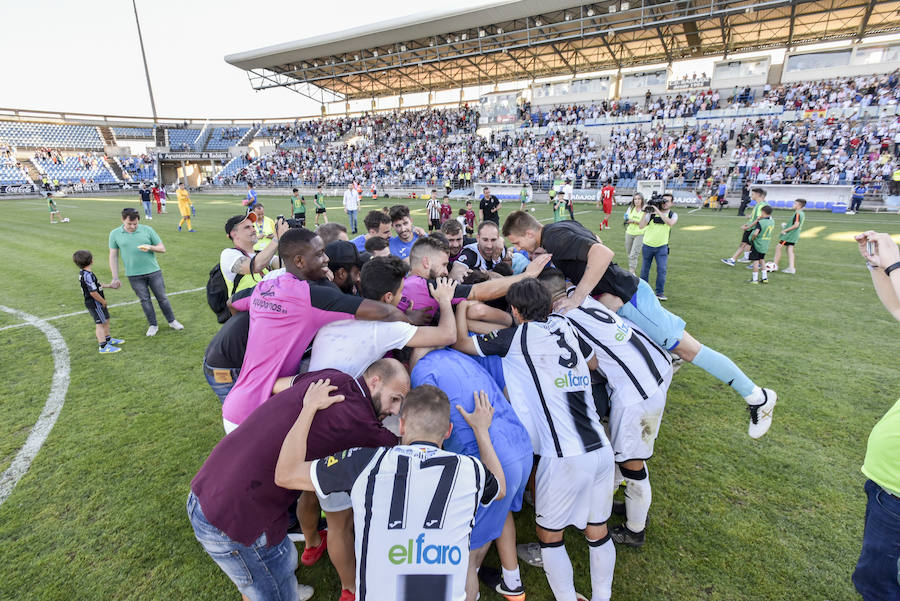 El equipo pacense gana por 2-0 al Sevilla Atlético obra el milagro de Nafti de clasificarse para el playoff y emplaza a su afición a dentro de quince días camino ya del asencenso