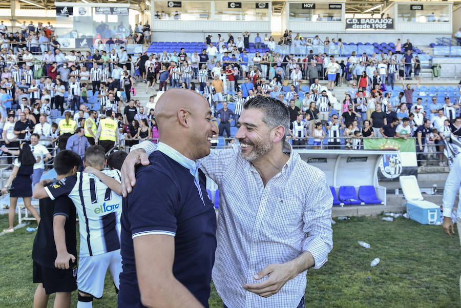 El equipo pacense gana por 2-0 al Sevilla Atlético obra el milagro de Nafti de clasificarse para el playoff y emplaza a su afición a dentro de quince días camino ya del asencenso