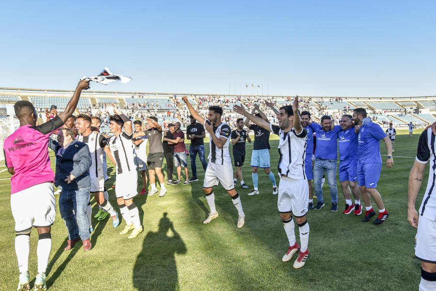 El equipo pacense gana por 2-0 al Sevilla Atlético obra el milagro de Nafti de clasificarse para el playoff y emplaza a su afición a dentro de quince días camino ya del asencenso