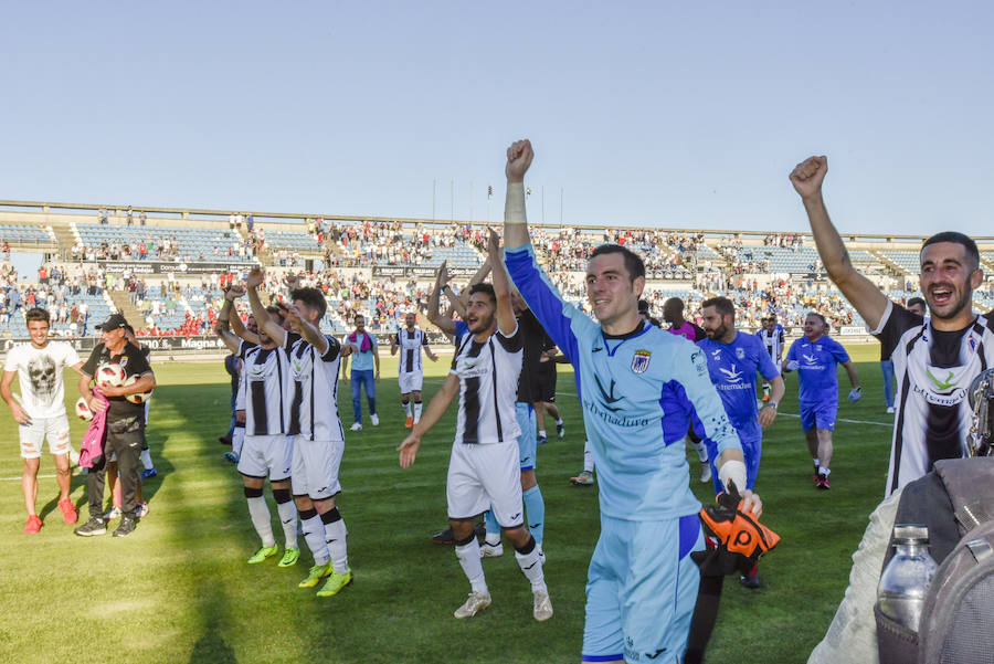 El equipo pacense gana por 2-0 al Sevilla Atlético obra el milagro de Nafti de clasificarse para el playoff y emplaza a su afición a dentro de quince días camino ya del asencenso