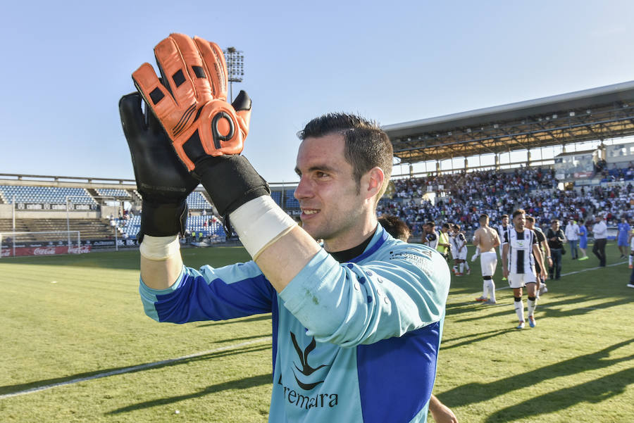 El equipo pacense gana por 2-0 al Sevilla Atlético obra el milagro de Nafti de clasificarse para el playoff y emplaza a su afición a dentro de quince días camino ya del asencenso