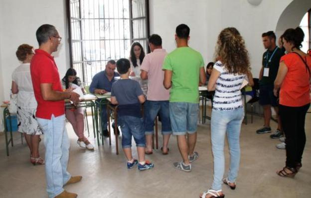 Ciudadanos ejerciendo su derecho al voto en las elecciones municipales de 2015. :: p. d.