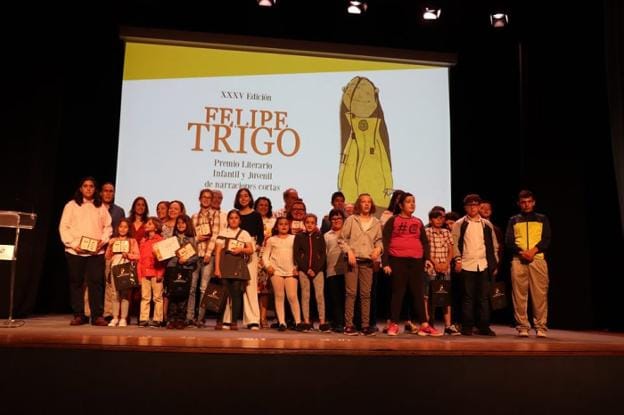 Foto de familia de los ganadores del Felipe Trigo. :: a. v.