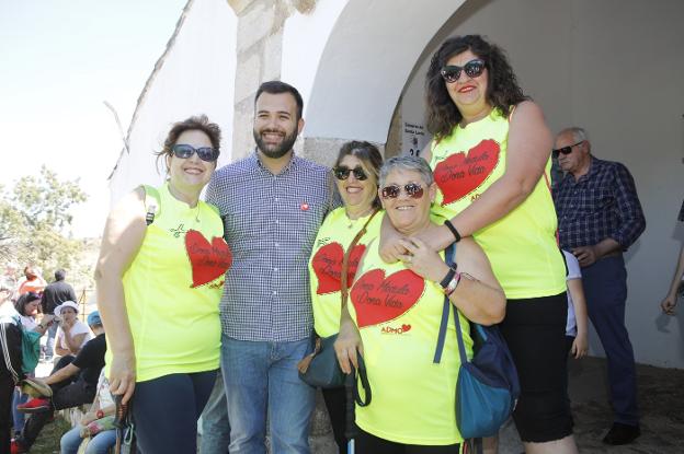 Salaya en la romería de Aldea Moret con mujeres que piden la donación de médula ósea. :: Armando