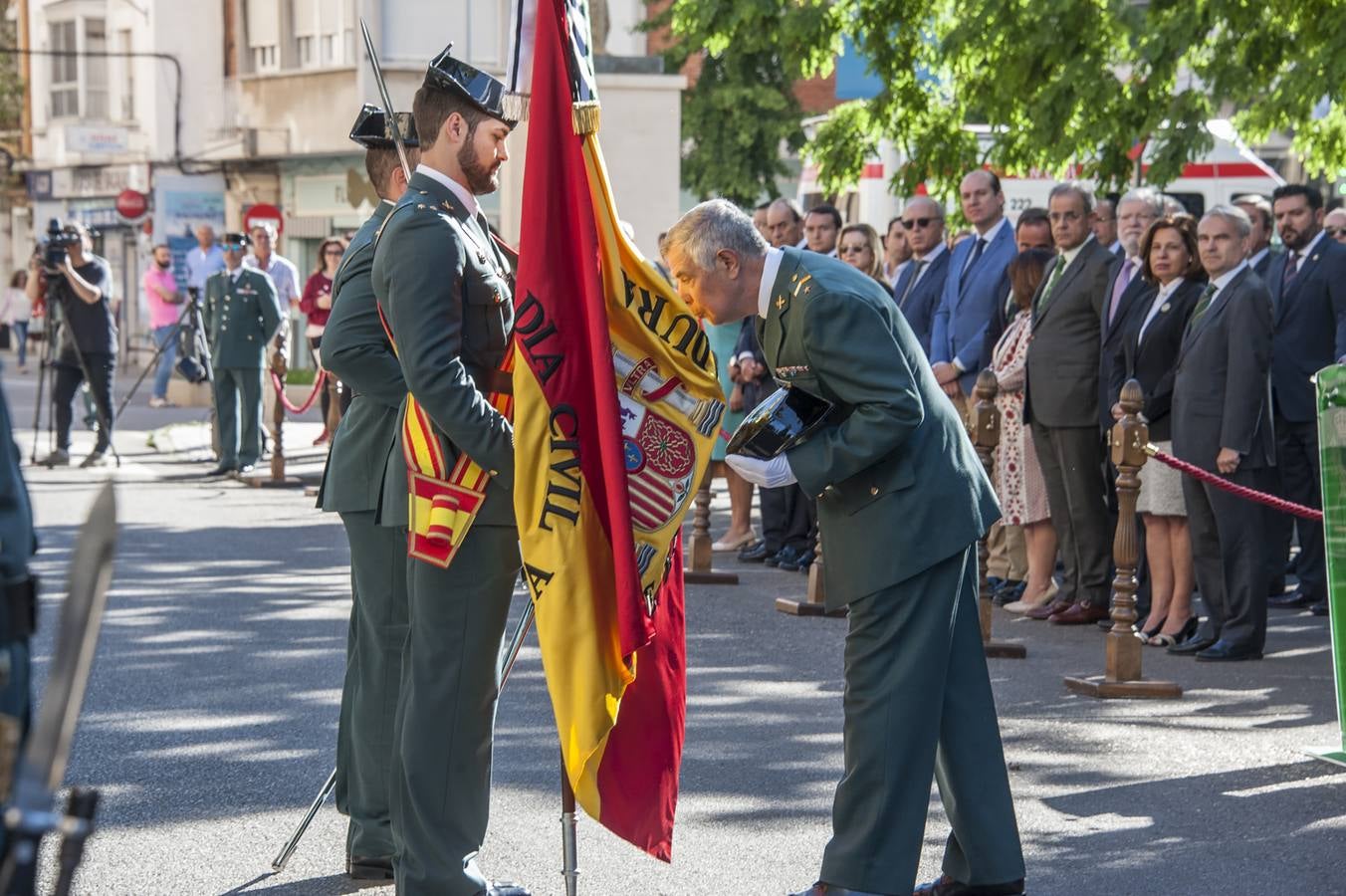 La delegada del Gobierno en Extremadura, Yolanda García Seco ha asistido a los actos de celebración del 175 aniversario de la creación del cuerpo celebrado en Badajoz. La delegada ha subrayado el compromiso moral de los trabajadores reflejado en la llamada «Cartilla de la Guardia Civil», de la que resalta la importancia que en la misma se hace al honor en el ejercicio de sus funciones. García Seco ha explicado que la primera actuación registrada en la historia de la Guardia Civil fue impedir un asalto a la diligencia de Extremadura en Navalcarnero, en septiembre de 1844.