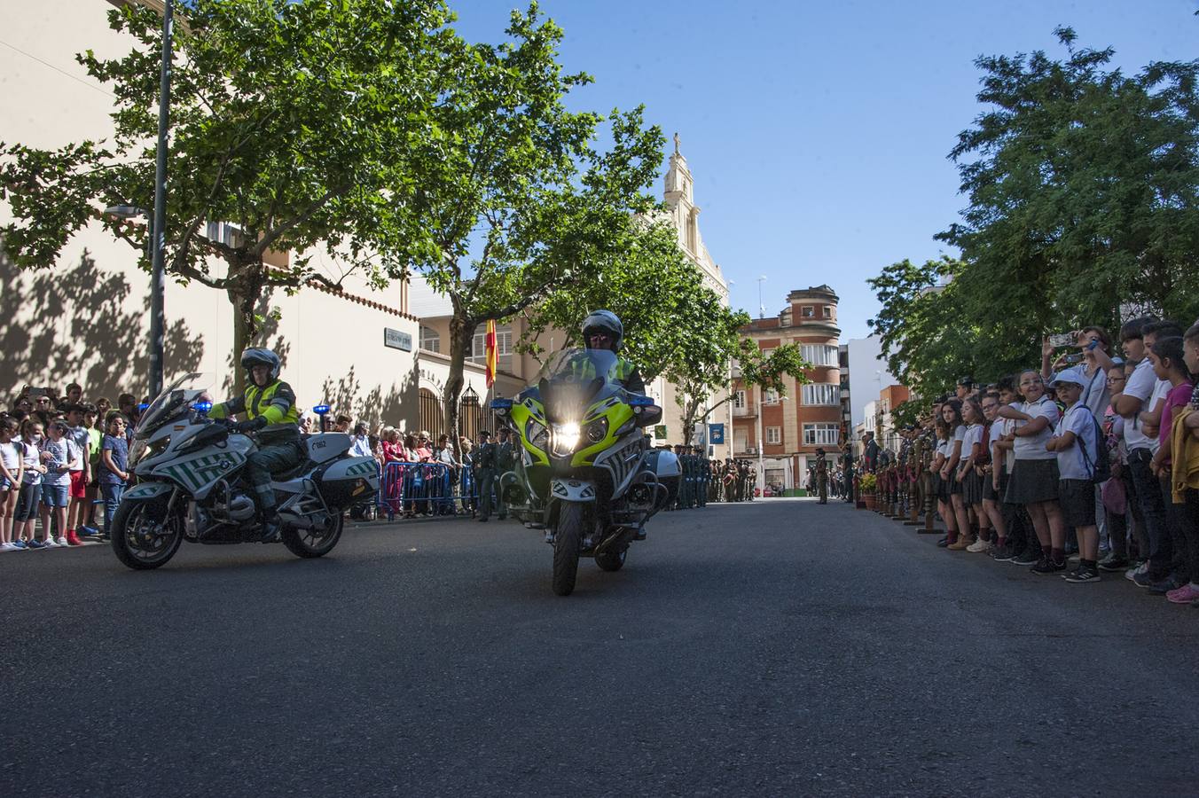La delegada del Gobierno en Extremadura, Yolanda García Seco ha asistido a los actos de celebración del 175 aniversario de la creación del cuerpo celebrado en Badajoz. La delegada ha subrayado el compromiso moral de los trabajadores reflejado en la llamada «Cartilla de la Guardia Civil», de la que resalta la importancia que en la misma se hace al honor en el ejercicio de sus funciones. García Seco ha explicado que la primera actuación registrada en la historia de la Guardia Civil fue impedir un asalto a la diligencia de Extremadura en Navalcarnero, en septiembre de 1844.