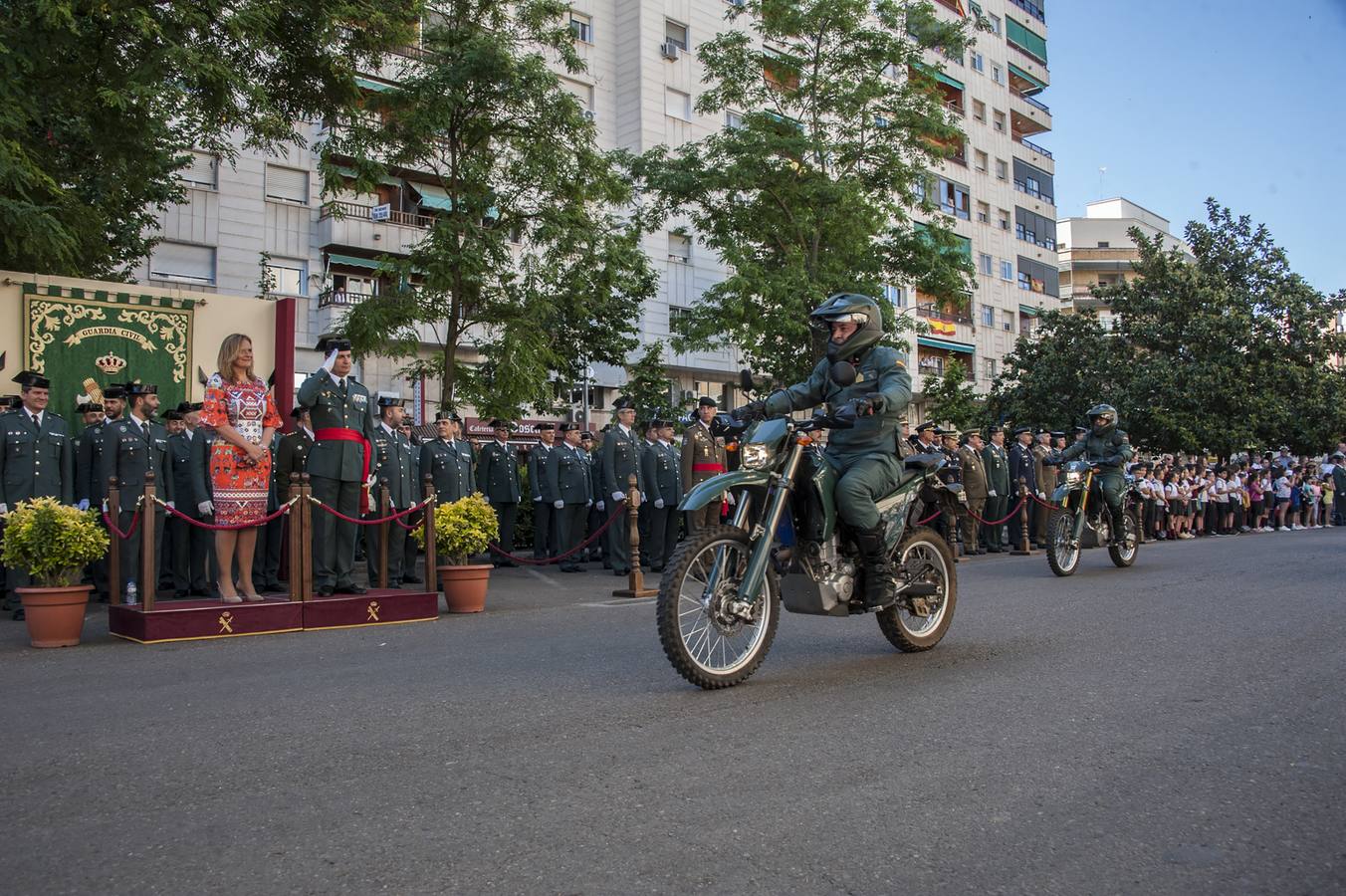La delegada del Gobierno en Extremadura, Yolanda García Seco ha asistido a los actos de celebración del 175 aniversario de la creación del cuerpo celebrado en Badajoz. La delegada ha subrayado el compromiso moral de los trabajadores reflejado en la llamada «Cartilla de la Guardia Civil», de la que resalta la importancia que en la misma se hace al honor en el ejercicio de sus funciones. García Seco ha explicado que la primera actuación registrada en la historia de la Guardia Civil fue impedir un asalto a la diligencia de Extremadura en Navalcarnero, en septiembre de 1844.