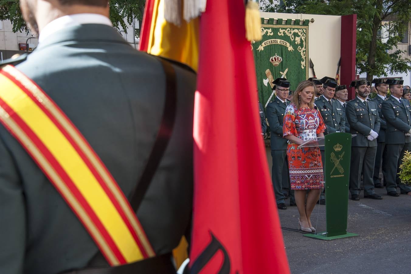 La delegada del Gobierno en Extremadura, Yolanda García Seco ha asistido a los actos de celebración del 175 aniversario de la creación del cuerpo celebrado en Badajoz. La delegada ha subrayado el compromiso moral de los trabajadores reflejado en la llamada «Cartilla de la Guardia Civil», de la que resalta la importancia que en la misma se hace al honor en el ejercicio de sus funciones. García Seco ha explicado que la primera actuación registrada en la historia de la Guardia Civil fue impedir un asalto a la diligencia de Extremadura en Navalcarnero, en septiembre de 1844.