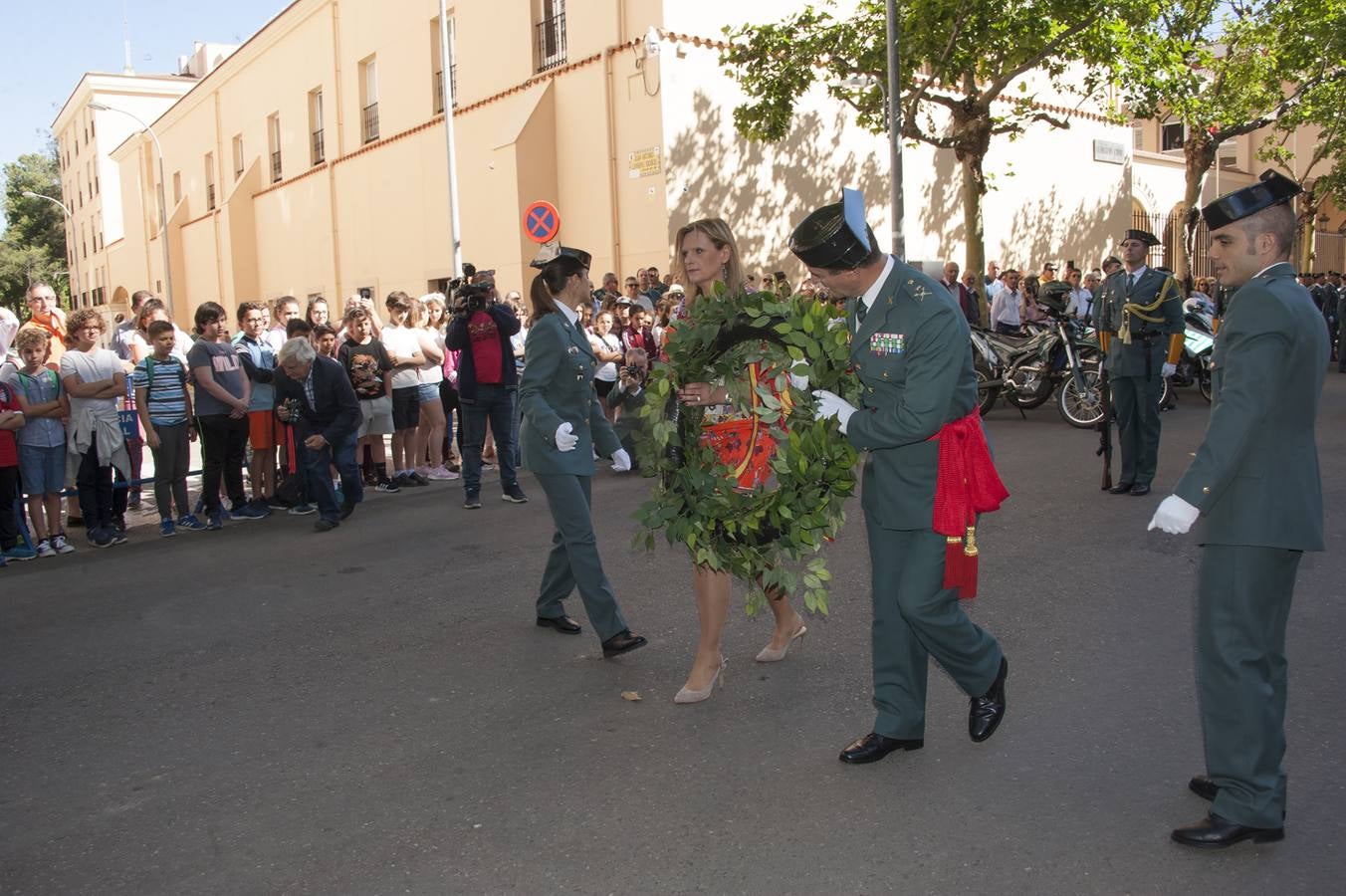 La delegada del Gobierno en Extremadura, Yolanda García Seco ha asistido a los actos de celebración del 175 aniversario de la creación del cuerpo celebrado en Badajoz. La delegada ha subrayado el compromiso moral de los trabajadores reflejado en la llamada «Cartilla de la Guardia Civil», de la que resalta la importancia que en la misma se hace al honor en el ejercicio de sus funciones. García Seco ha explicado que la primera actuación registrada en la historia de la Guardia Civil fue impedir un asalto a la diligencia de Extremadura en Navalcarnero, en septiembre de 1844.