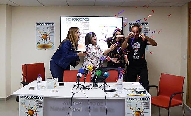 La presentación terminó con el habitual desenfado de los Asaco. :: MA