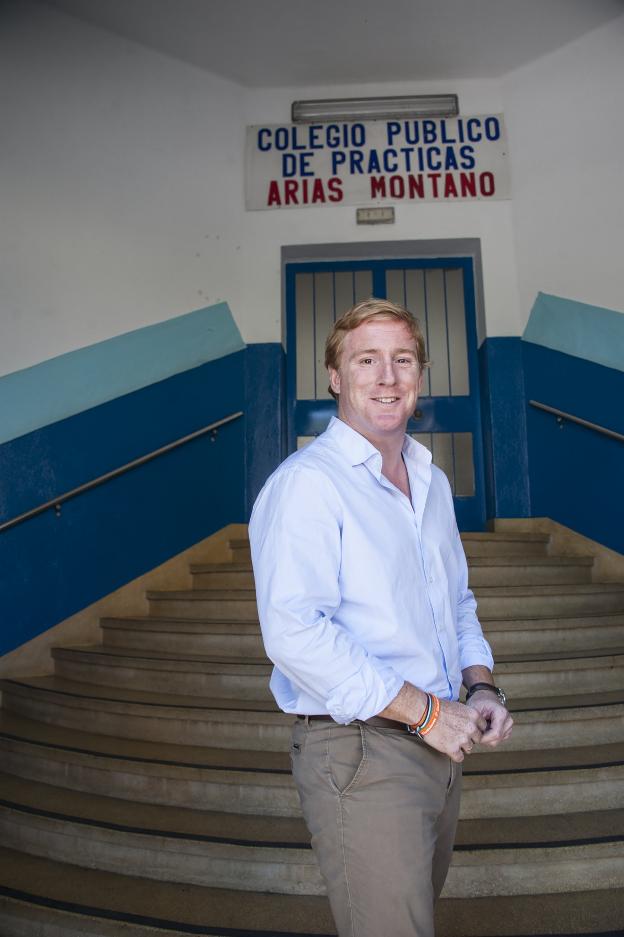 Ignacio Gragera, en las escaleras de entrada del colegio Arias Montano, conocido como Aneja, del que guarda muy buenos recuerdos porque fue donde estudió. 