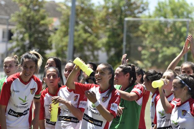 Las jugadoras del Santa Teresa se hidratan al final del choque tras el gran esfuerzo. :: j. v. arnelas