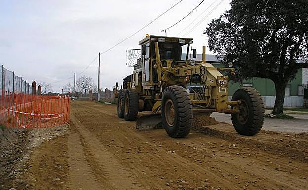 Trabajos de acondicionamiento en un camino rural:: 
