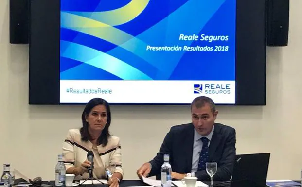 Ignacio Mariscal, CEO de Reale Seguros (dcha.), y Pilar Suárez-Inclán, directora de Comunicación Institucional y RSE. 