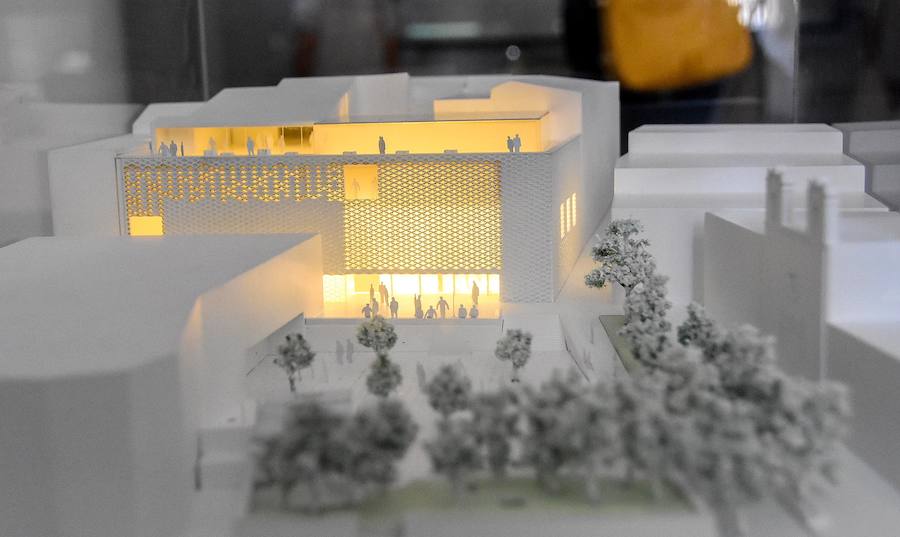 El edificio se levantará en una parcela entre las plazas San José y Luis de Morales. Los arquitectos Ángel Ganivet y Juan Carlos Sánchez son los artífices del proyecto 