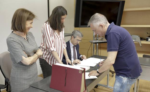 La delegada de Economía y Hacienda, María Luisa Martínez (izquierda), y José Polo, de Atrio, en el momento de la firma para la adjudicación provisional del palacio. ::