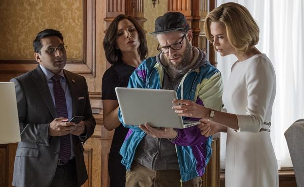 Seth Rogen, junto a Charlize Theron, en 'Casi imposible'.