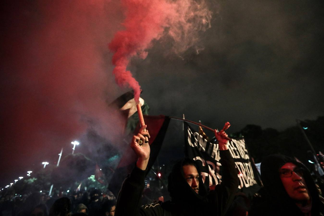 Miles de estudiantes y profesores, con apoyo de diversos sindicatos, participaron en la manifestación, en Río de Janeiro (Brasil), contra la decisión del Gobierno de Jair Bolsonaro que congeló el 30 % del gasto en las universidades.