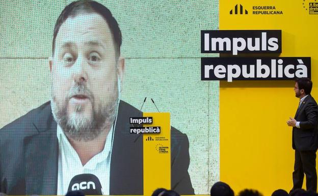 El vicepresidente del Govern, Pere Aragonès, alcaldable de Barcelona, mira una intervención en vídeo del exvicepresident Oriol Junqueras durante un acto electoral. 