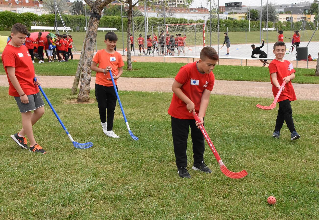 350 de ellos celebraron el Día de la Educación Física en el parque del río. Esta iniciativa, que pretender reivindicar el papel de esta asignatura y la importancia del deporte, se realiza a nivel nacional y en Badajoz ha sido organizada desde hace seis años por el Centro deProfesores y Recursos.