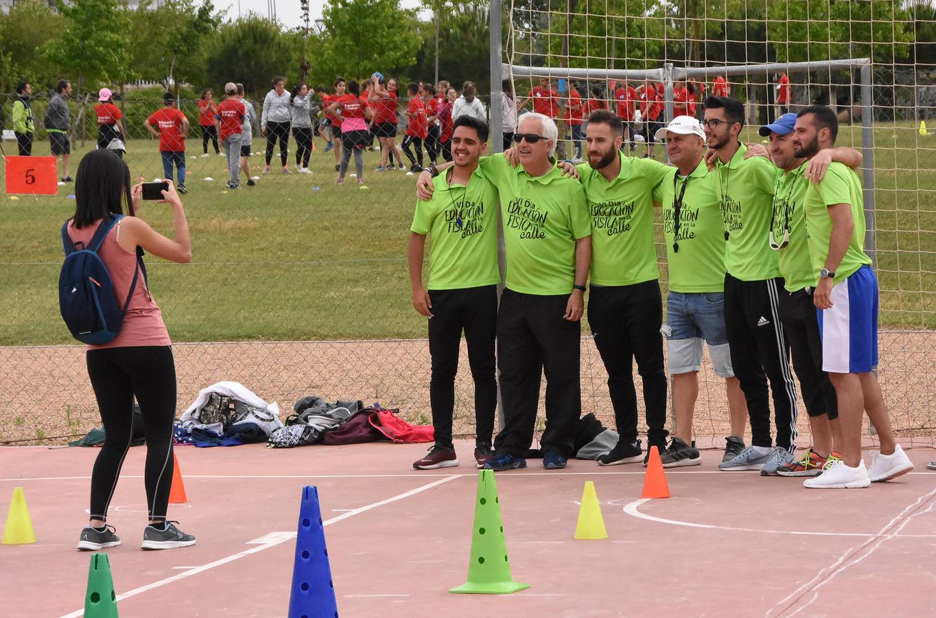 350 de ellos celebraron el Día de la Educación Física en el parque del río. Esta iniciativa, que pretender reivindicar el papel de esta asignatura y la importancia del deporte, se realiza a nivel nacional y en Badajoz ha sido organizada desde hace seis años por el Centro deProfesores y Recursos.