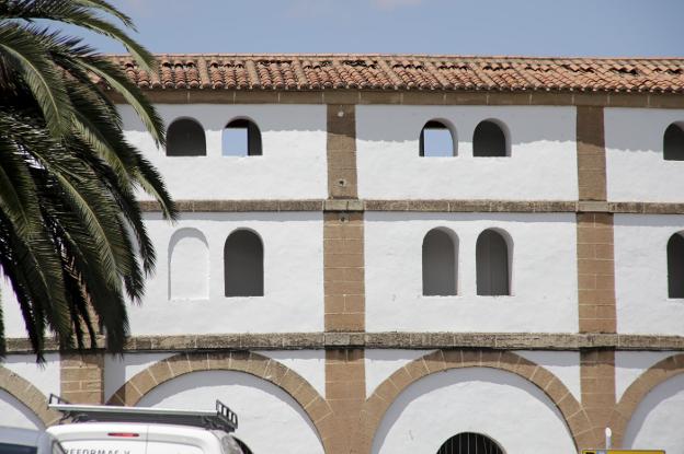 Vista de la cubierta de la Plaza de Toros con una parte de las tejas levantadas. :: Lorenzo cordero