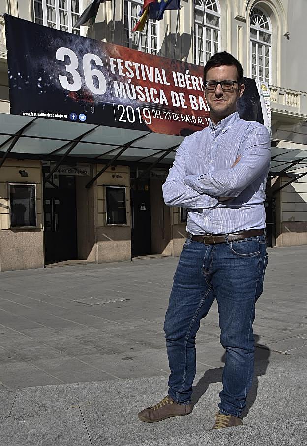 Javier González posa delante del cartel oficial del Festival. :: C. M.