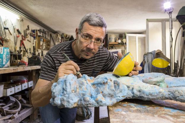 Antonio Blázquez da las últimas pinceladas a una de las figuras en su taller. :: andy solé