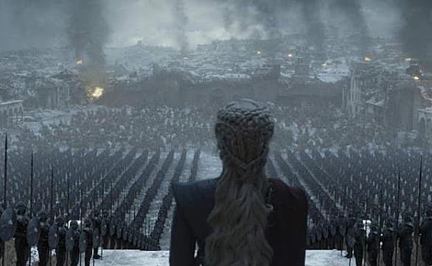 Daenerys ante su ejército.