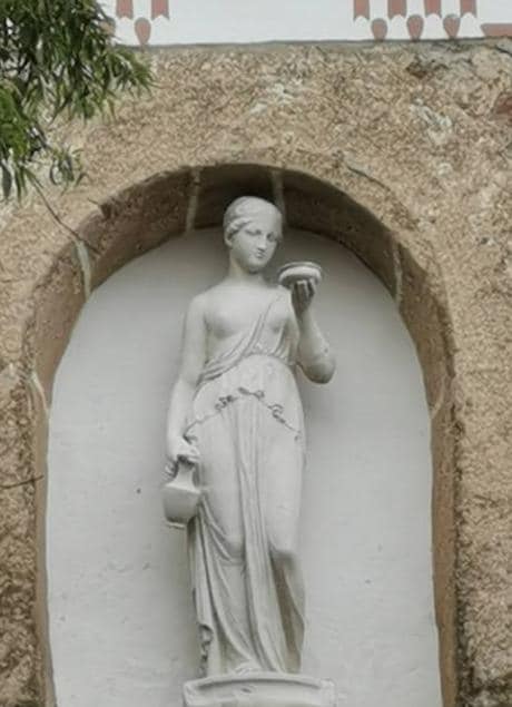 Imagen - Detalle de la escultura en la hornacina de la entrada en la casa palacio de la Condesa