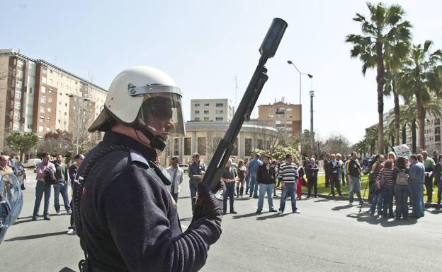 Agente antidisturbios de la Policía Nacinal en una protesta de regantes en Badajoz.: 