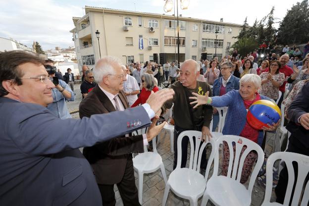 Guillermo Fernández Vara y Josep Borrell saludan al público a su llegada a la plaza de san Blas, ayer en Cáceres. :: lorenzo cordero