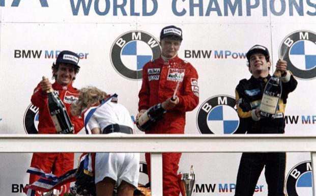 Niki Lauda celebra su triunfo en el Gran Premio de Holanda de 1985, con su compañero en McClaren Alain Prost como segundo clasificado y el piloto brasileño Ayrton Senna, en tercer lugar.