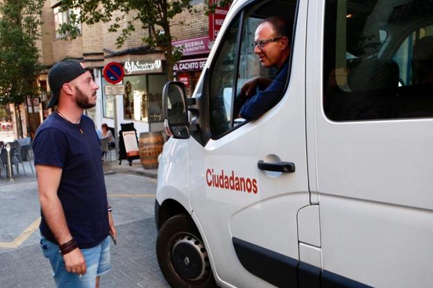 Cayetano Polo conduce la furgoneta de Cs esta campaña electoral. :: hoy