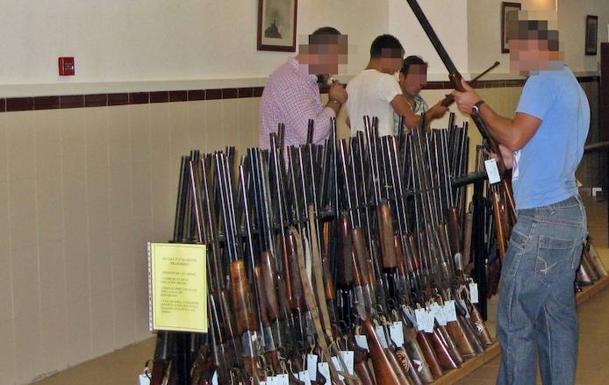 Exposición de armas en la Comandancia de Badajoz:: 