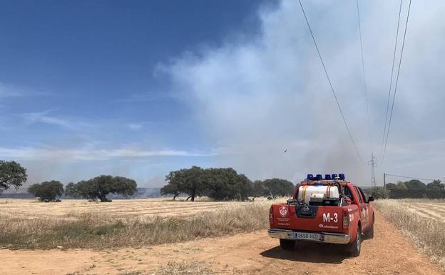 Equipos de emergencia en la zona afectada por el fuego.