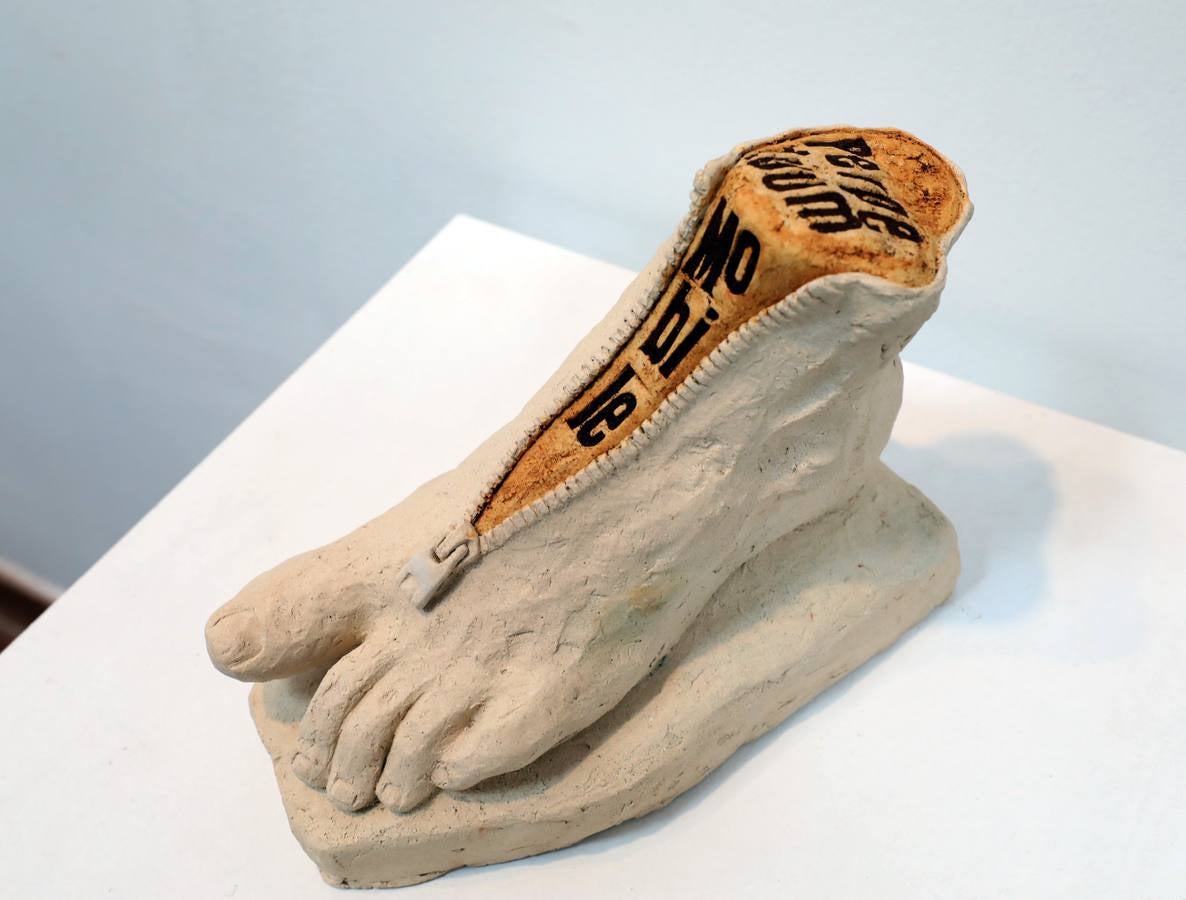 La exposición que reúne más de medio centenar de piezas escultóricas y que podrá visitarse hasta el próximo 10 de junio en horario de mañana en la Sala de Exposiciones de la Escuela de Arte y Superior de Diseño de Mérida. Las obras han sido realizadas por alumnos de la asignatura de volumen de 1º de Bachillerato y los Ciclos Formativos de Reproducciones Artísticas en Piedra y Cerámica Artística.