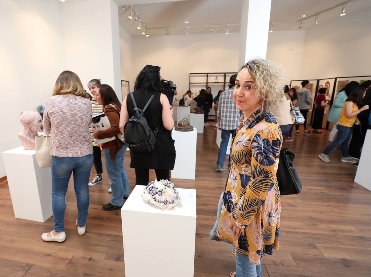 La exposición que reúne más de medio centenar de piezas escultóricas y que podrá visitarse hasta el próximo 10 de junio en horario de mañana en la Sala de Exposiciones de la Escuela de Arte y Superior de Diseño de Mérida. Las obras han sido realizadas por alumnos de la asignatura de volumen de 1º de Bachillerato y los Ciclos Formativos de Reproducciones Artísticas en Piedra y Cerámica Artística.