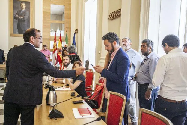 Rafael Mateos muestra el móvil a Andrés Licerán antes del pleno. :: j. r.