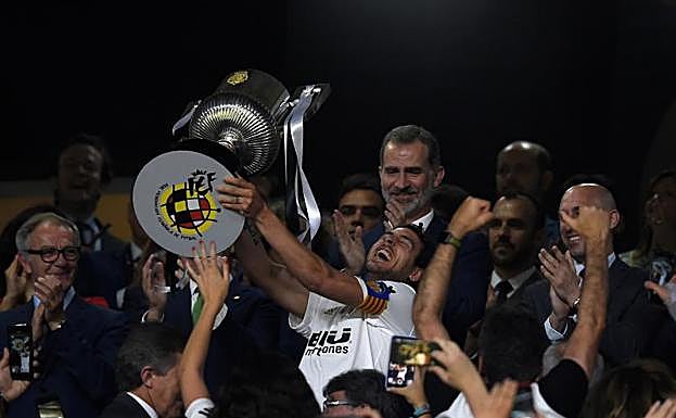 El capitán del Valencia, Dani Parejo, levanta la Copa del Rey ante la mirada de su majestad Felipe VI.
