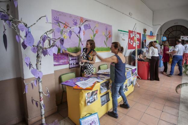 El CPR acogió una muestra de más de una veintena de proyectos innovadores en Cáceres. :: jorge rey