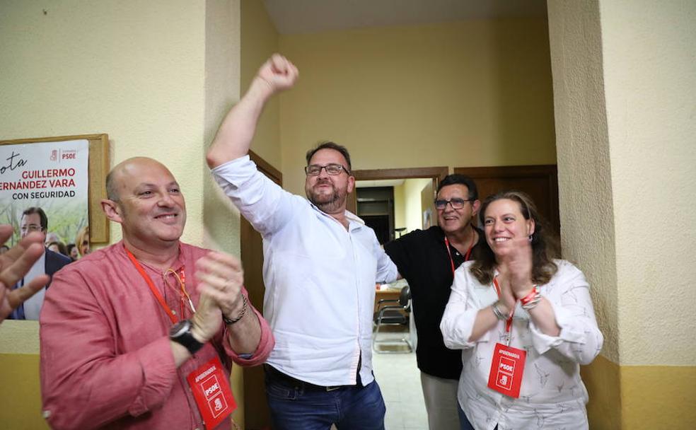 Julio César Fuster,Osuna alzando el puño, Ángel Calle y Carmen Yáñez, celebran la victoria. 