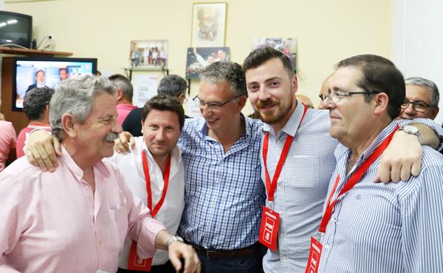 Quintana, en el centro, con afiliados y simpatizantes en sede.