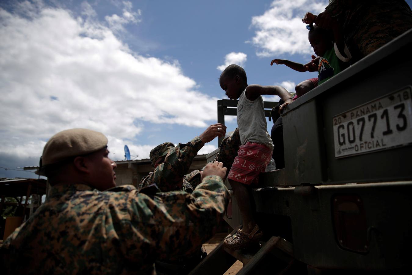 En Peñita, una aldea indígena enclavada en la selva del Darién panameño, la ribera del río Chucunaque está plagada de pequeñas embarcaciones en las que cada semana llegan centenares de migrantes en su peligrosa ruta hacia un futuro incierto en Norteamérica. Los migrantes que entran a Panamá desde Colombia son sometidos al programa llamado flujo controlado, que incluye un proceso biométrico para determinar si generan alerta migratoria, así como un eje humanitario y sanitario con vacunación, antes de ser trasladados hacia la frontera con Costa Rica para que sigan rumbo al norte.