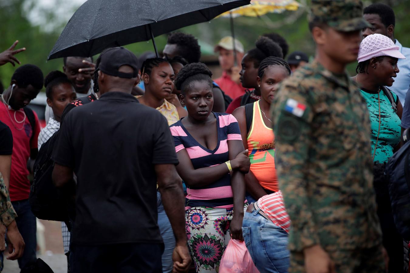 En Peñita, una aldea indígena enclavada en la selva del Darién panameño, la ribera del río Chucunaque está plagada de pequeñas embarcaciones en las que cada semana llegan centenares de migrantes en su peligrosa ruta hacia un futuro incierto en Norteamérica. Los migrantes que entran a Panamá desde Colombia son sometidos al programa llamado flujo controlado, que incluye un proceso biométrico para determinar si generan alerta migratoria, así como un eje humanitario y sanitario con vacunación, antes de ser trasladados hacia la frontera con Costa Rica para que sigan rumbo al norte.