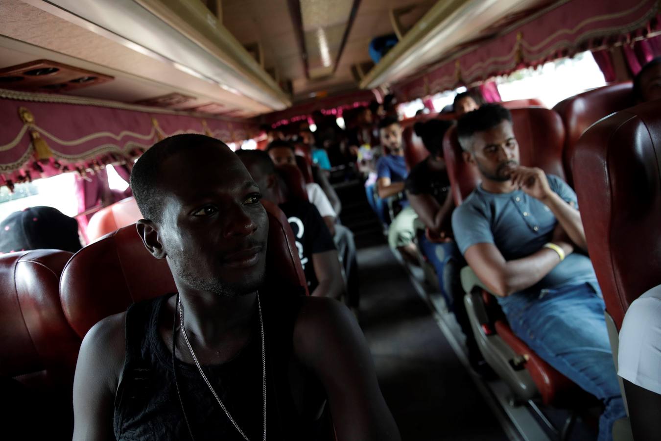 En Peñita, una aldea indígena enclavada en la selva del Darién panameño, la ribera del río Chucunaque está plagada de pequeñas embarcaciones en las que cada semana llegan centenares de migrantes en su peligrosa ruta hacia un futuro incierto en Norteamérica. Los migrantes que entran a Panamá desde Colombia son sometidos al programa llamado flujo controlado, que incluye un proceso biométrico para determinar si generan alerta migratoria, así como un eje humanitario y sanitario con vacunación, antes de ser trasladados hacia la frontera con Costa Rica para que sigan rumbo al norte.